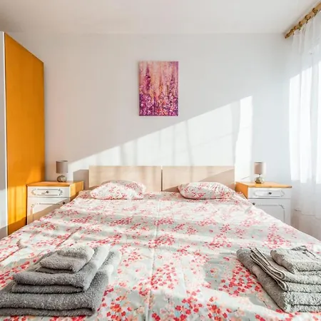 Miss Violet Lägenhet *